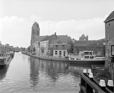 884307 Gezicht op de Hollandsche IJssel en de Noord-IJsselkade te Oudewater, met op de achtergrond de St.-Michaëlskerk ...